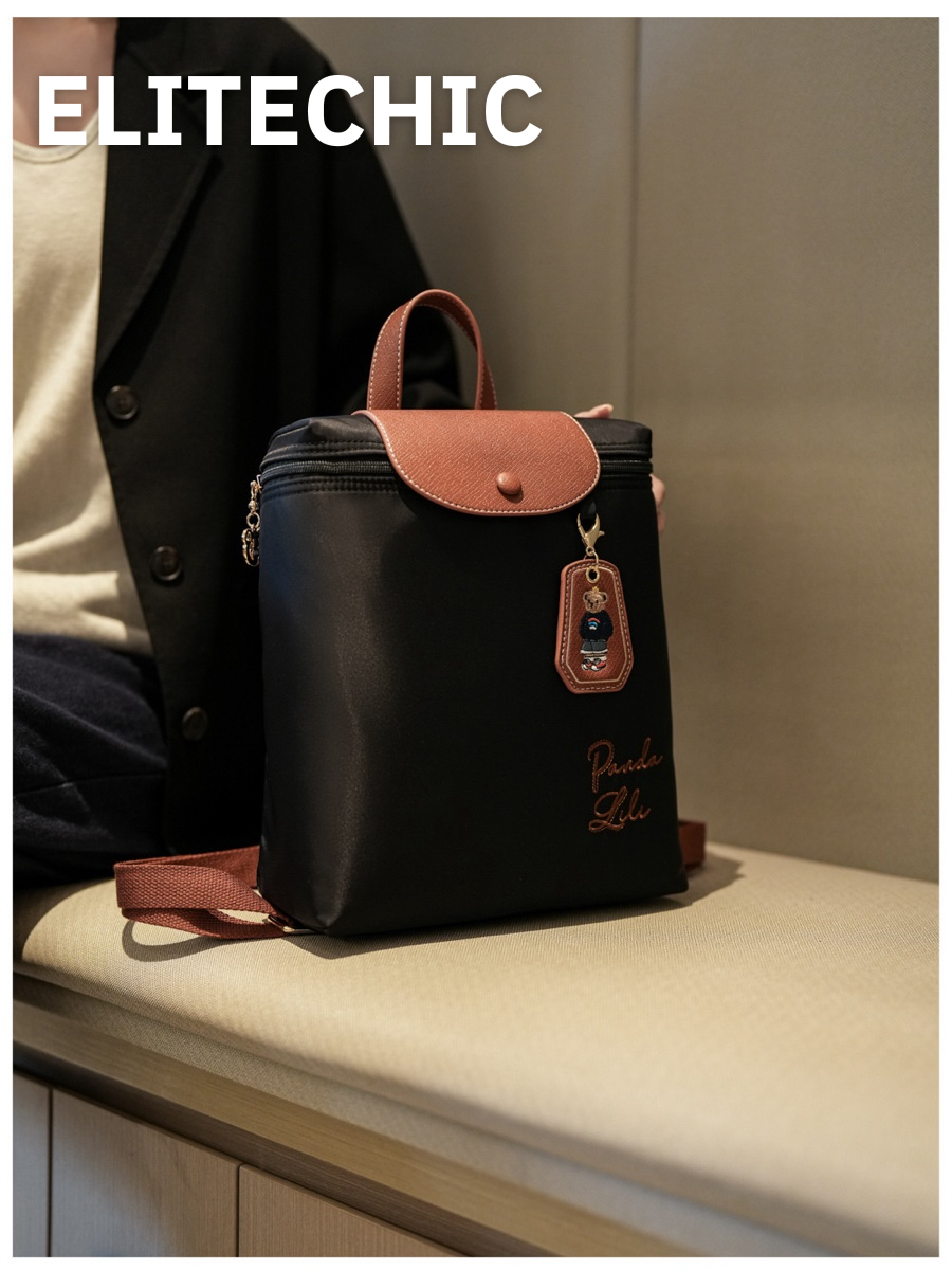 Balo Oxford đen đặt trên ghế