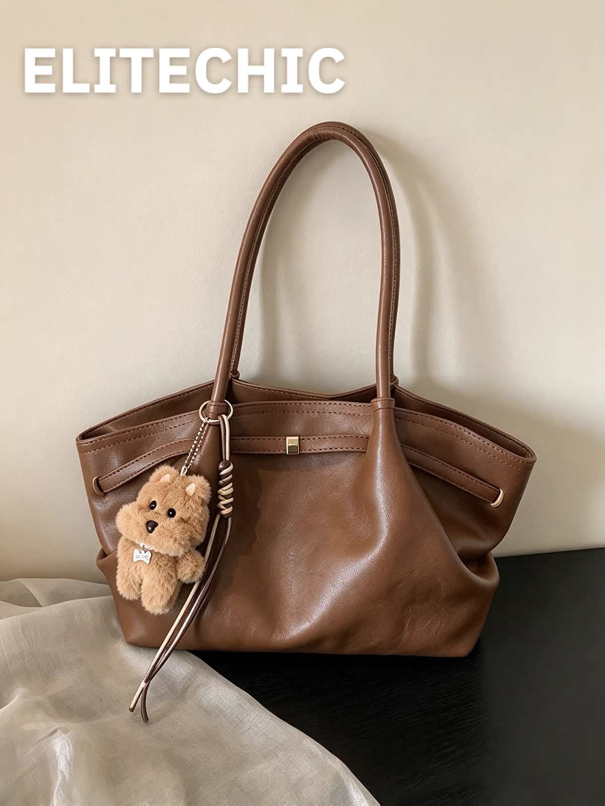 Mặt trước túi tote da trơn màu nâu