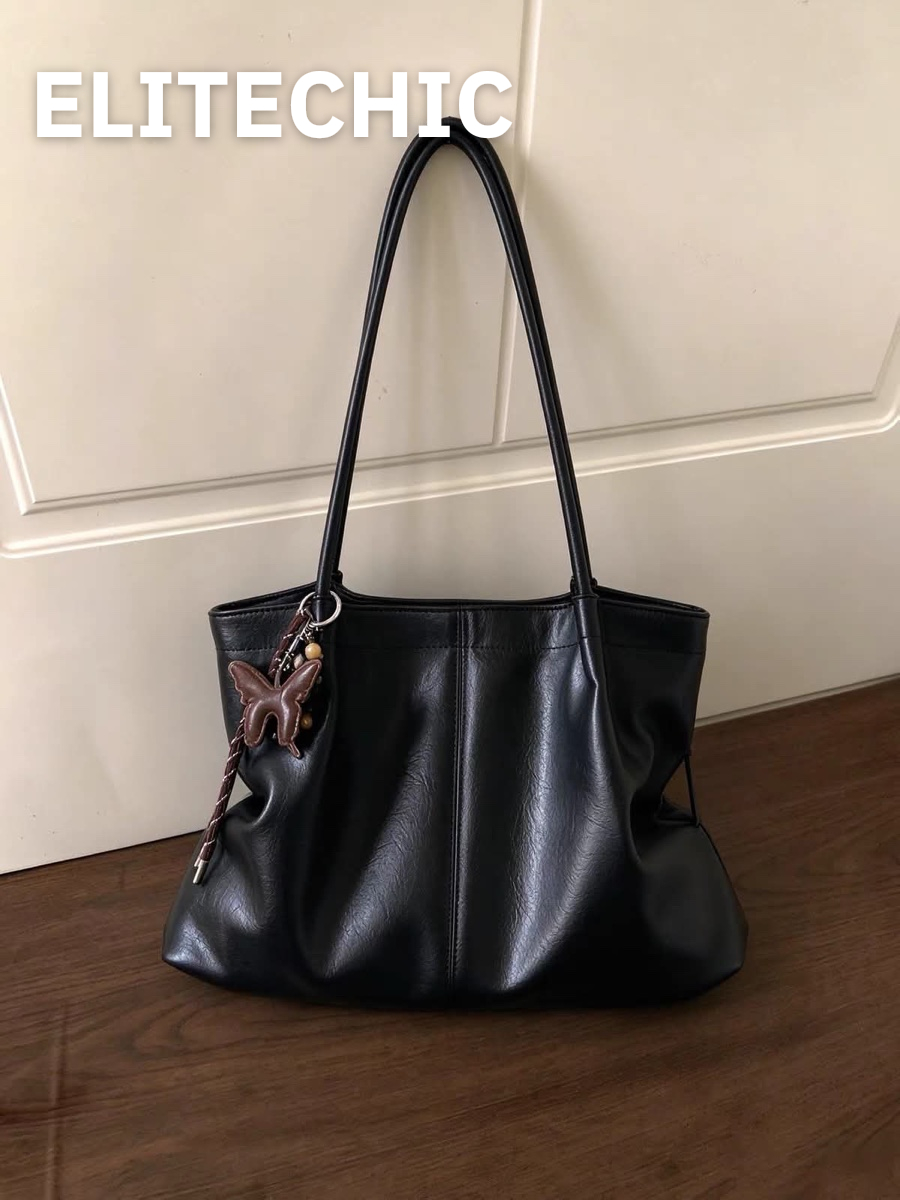 Túi tote da đen dựa cửa trắng