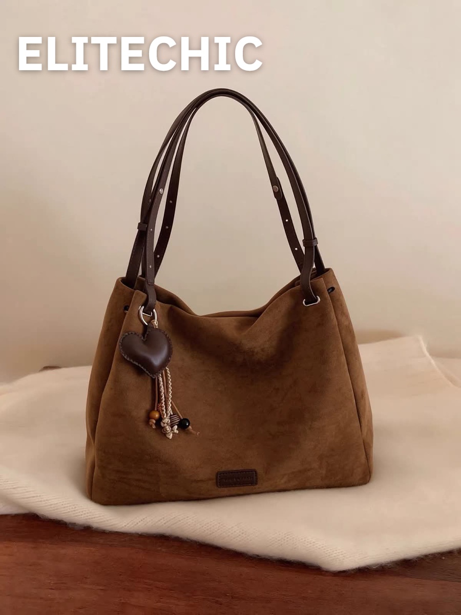 Túi tote da lộn nâu bò trên tấm lông trắng