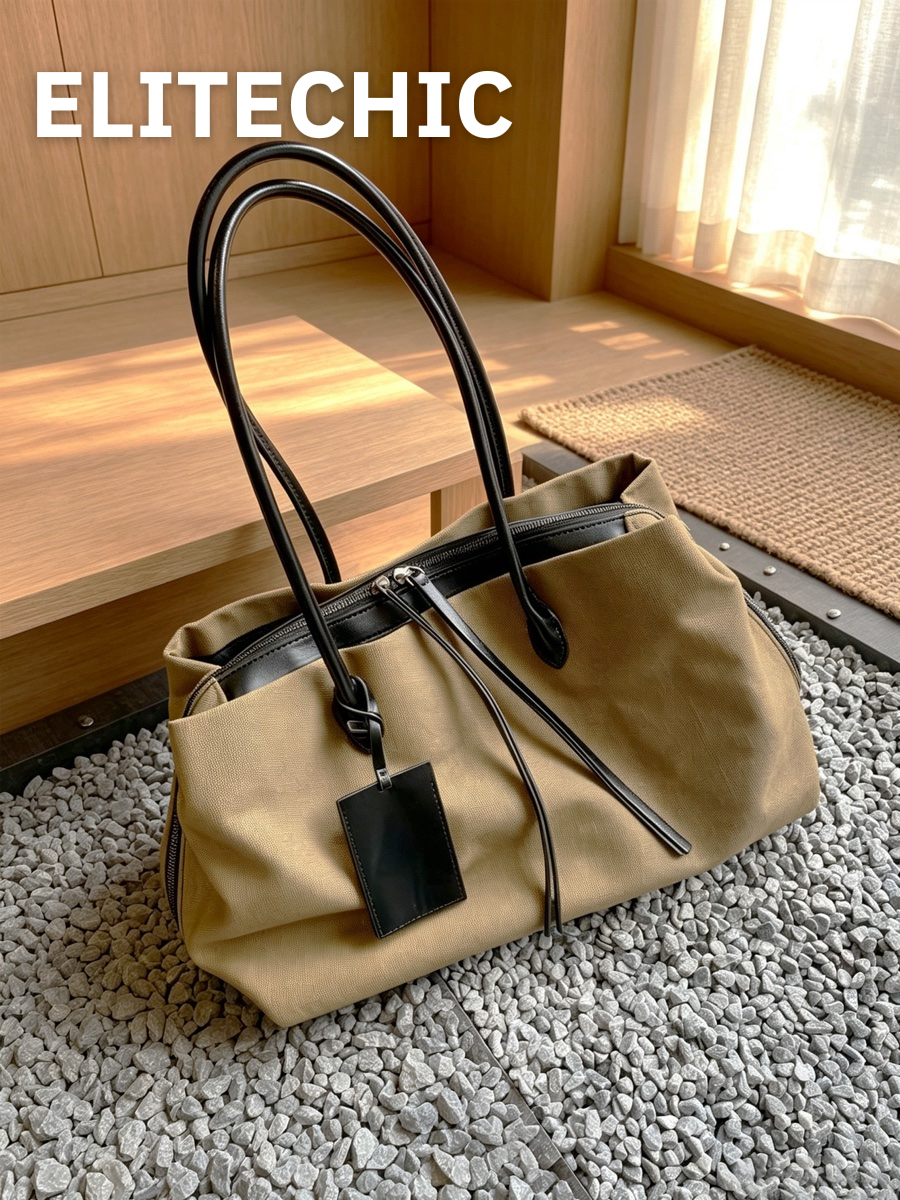Túi tote canvas màu kaki trên nền sỏi