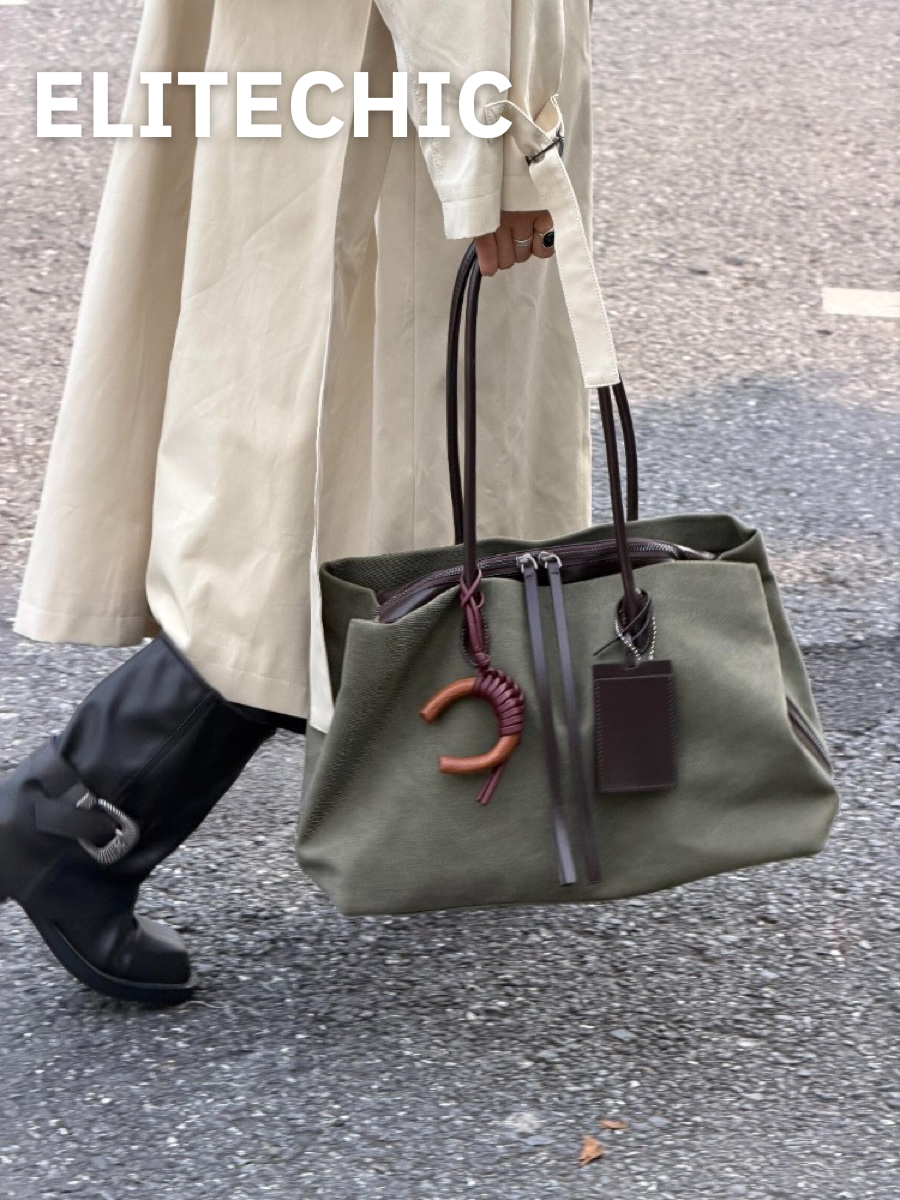 Túi tote canvas xanh rêu xách tay khi đi bộ