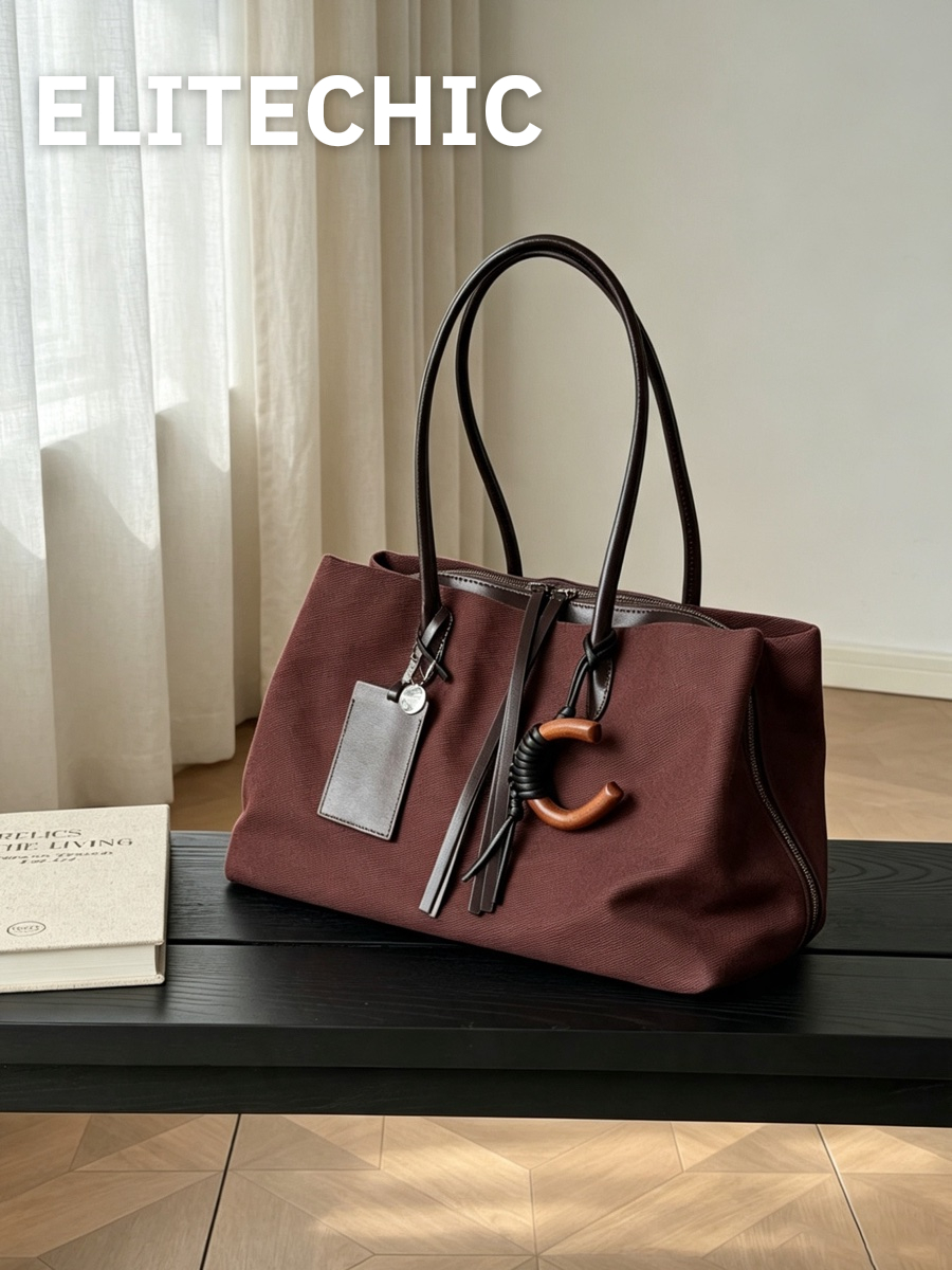 Túi tote canvas màu đỏ rượu trên kệ gỗ