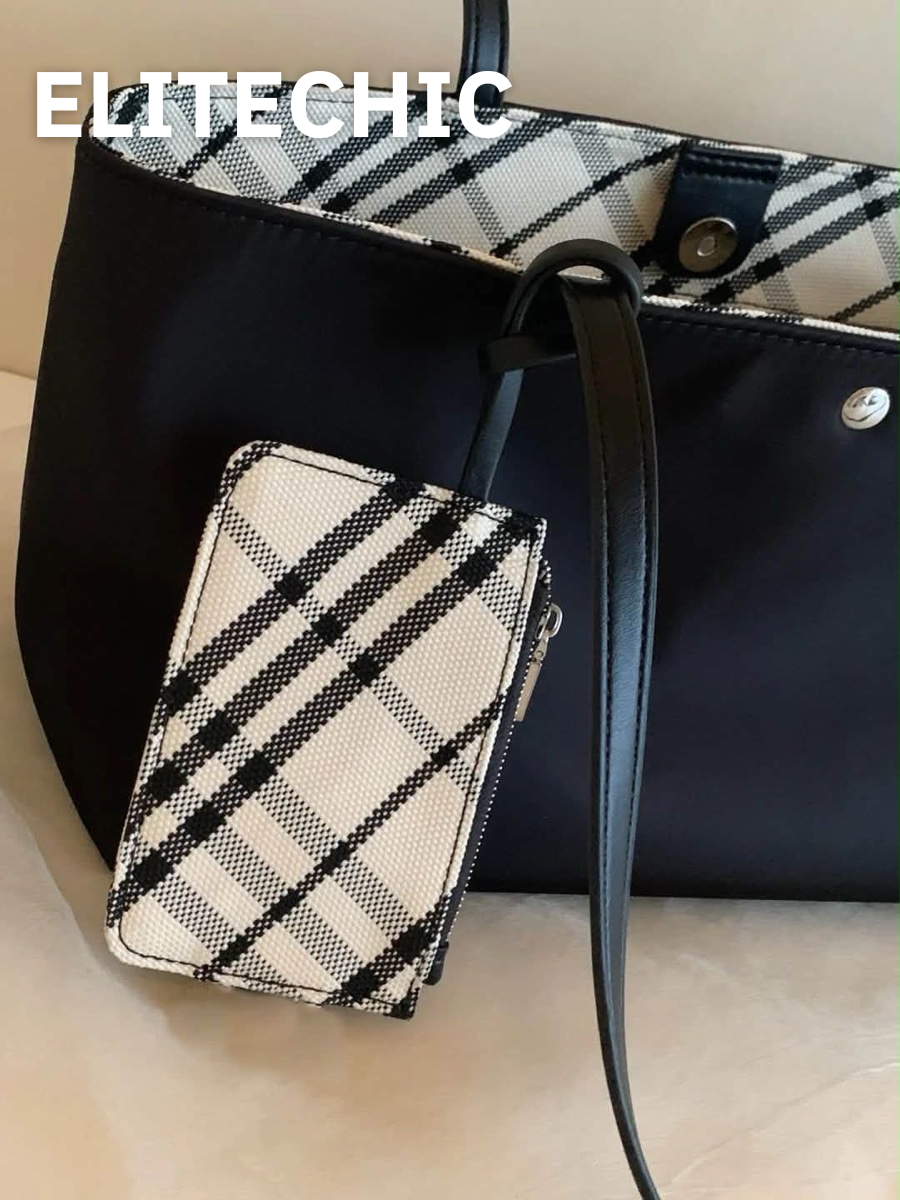 Cận cảnh túi tote nylon đen và ví nhỏ kẻ caro