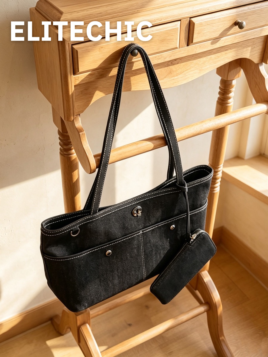 Túi tote denim đen treo trên ghế gỗ