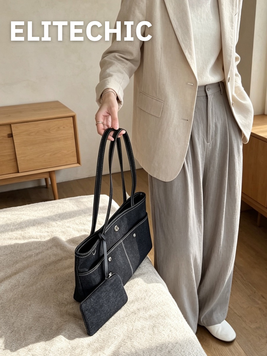 Cô gái xách túi tote denim đen