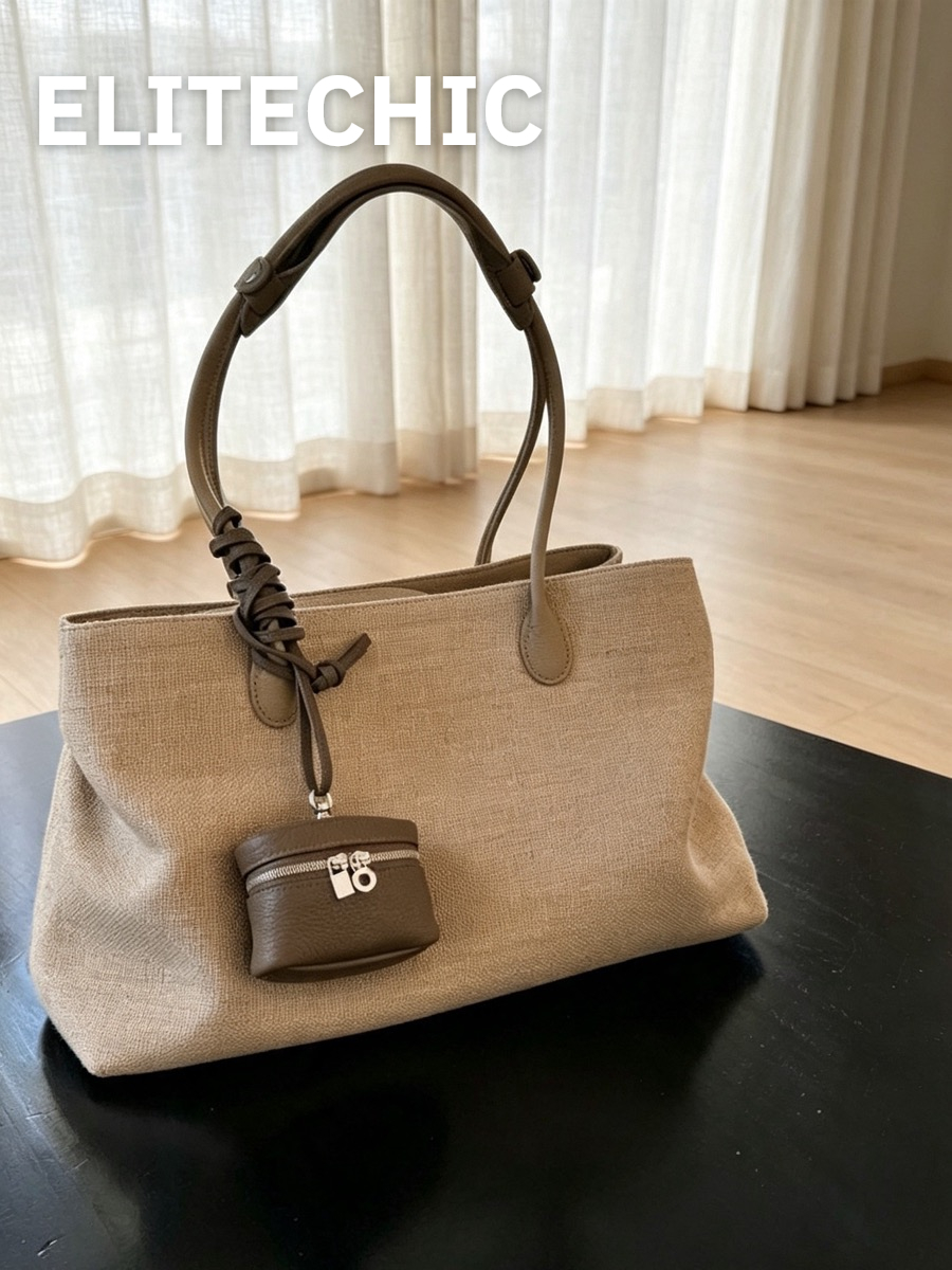 Túi tote linen màu be trên bàn đen cạnh cửa sổ