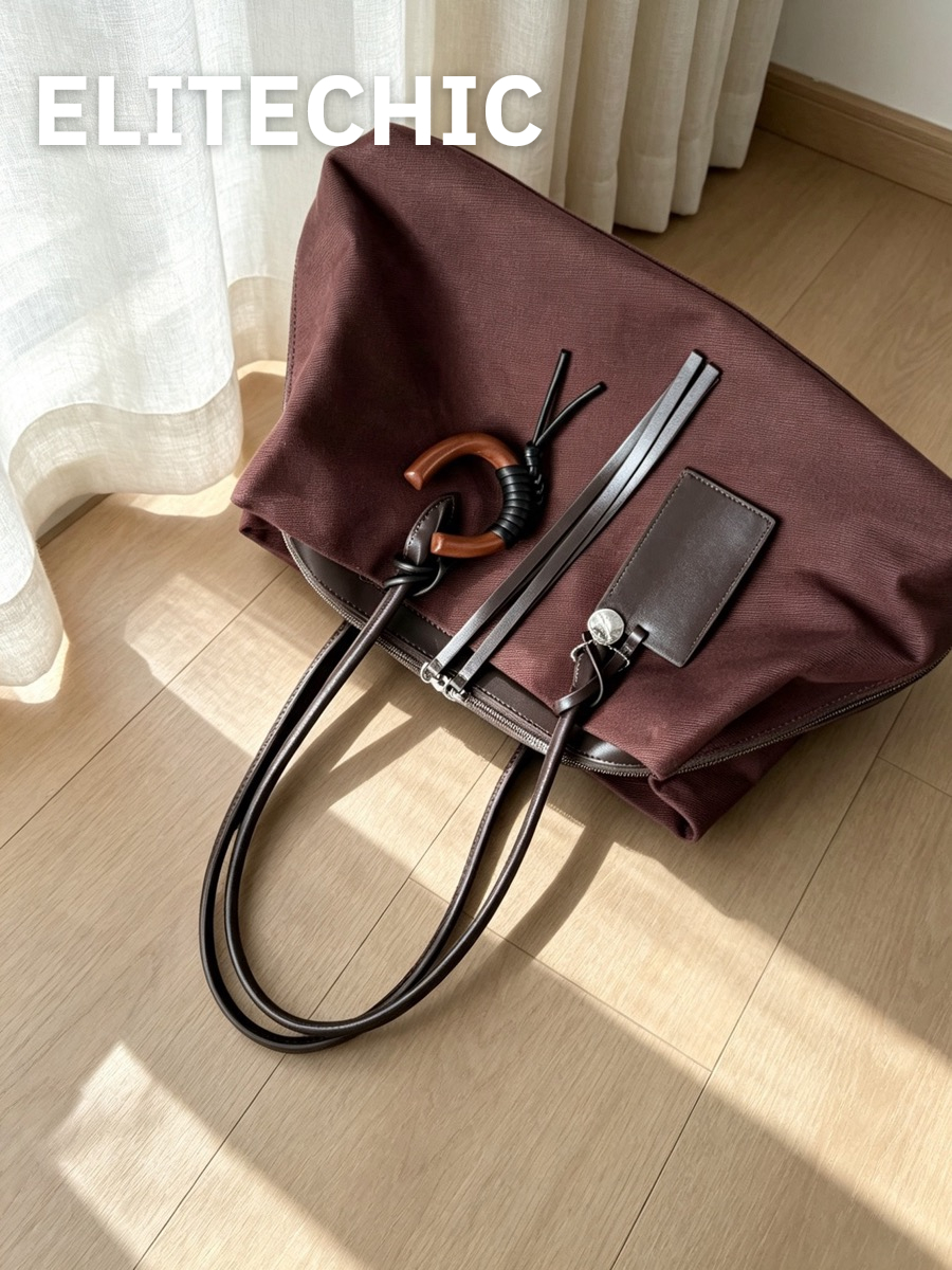 Túi tote đỏ đậm nằm trên sàn gỗ