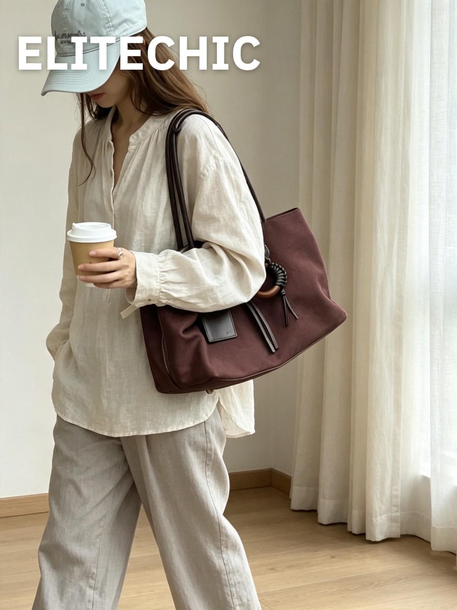 Cô gái đeo túi tote đỏ đậm bên rèm cửa