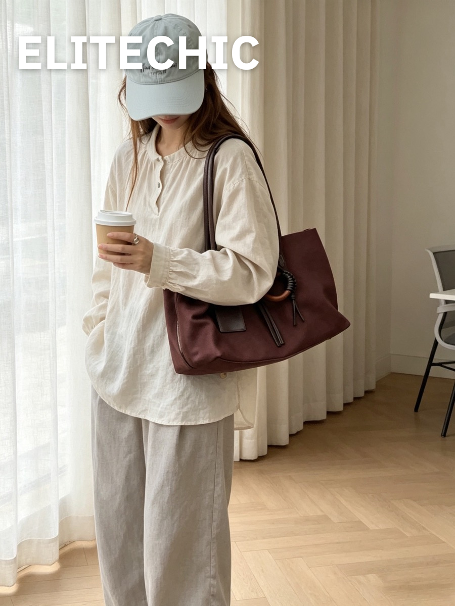 Cô gái đứng đeo túi tote đỏ đậm