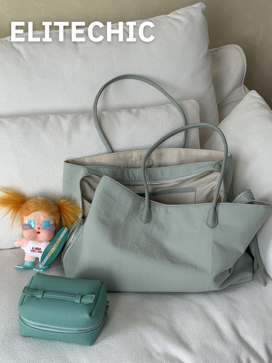 Túi tote nylon xanh bạc hà trên ghế sofa trắng