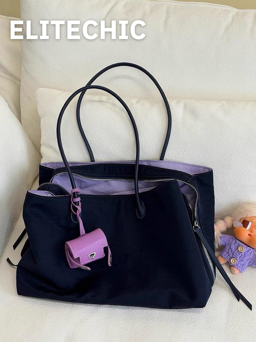 Túi tote nylon xanh than trên ghế sofa trắng