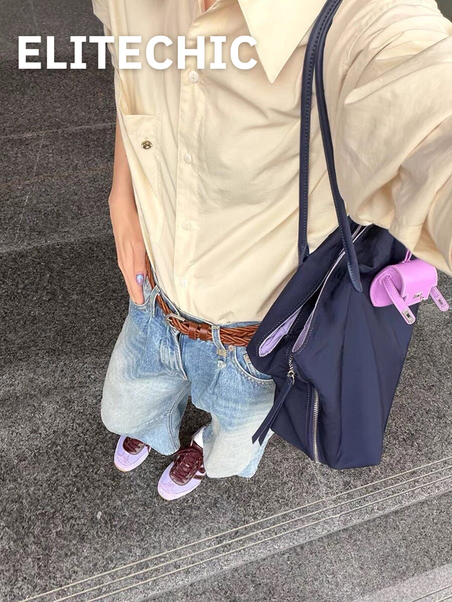 Cô gái mặc sơ mi đeo túi tote nylon xanh than