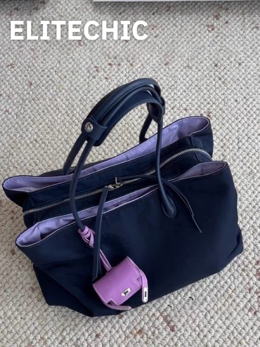 Túi tote nylon xanh than trên thảm