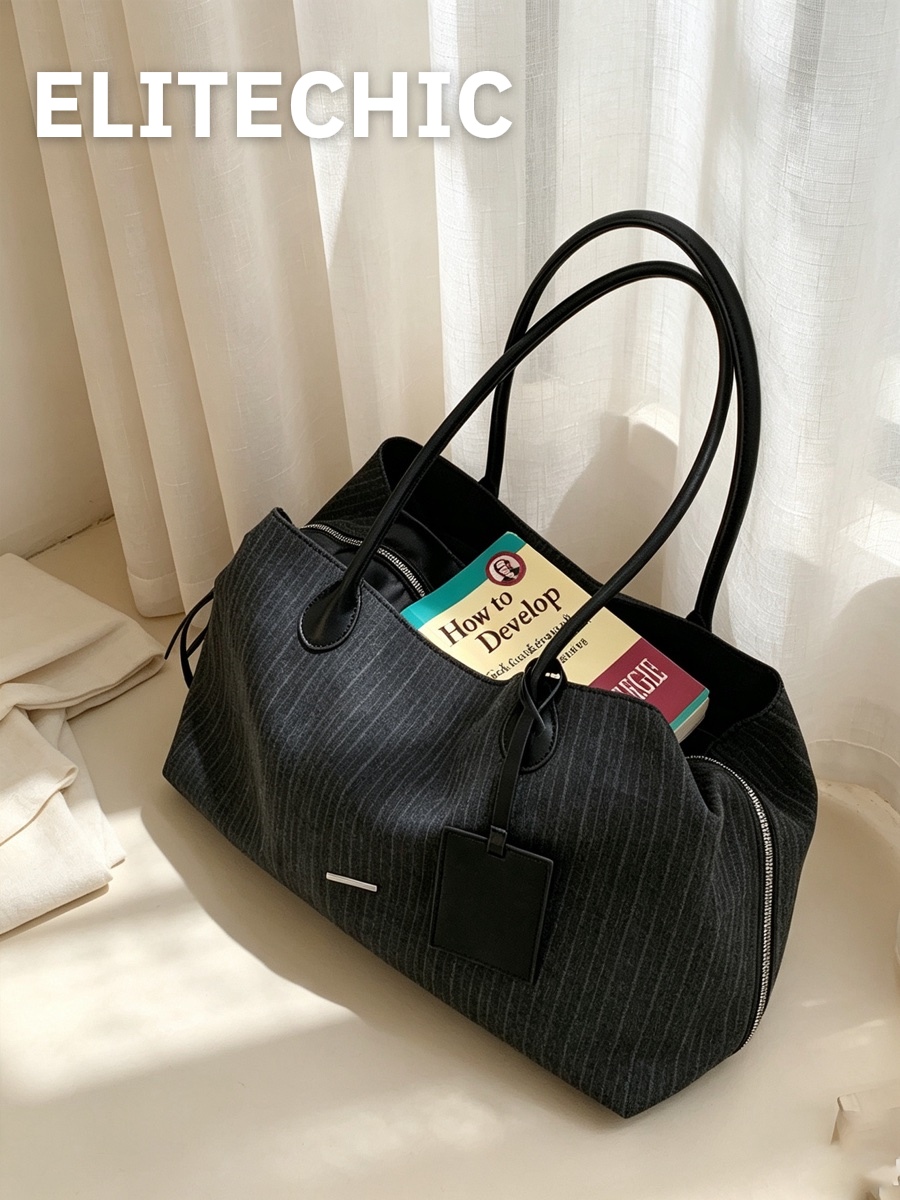 Túi tote canvas đen đựng sách bên rèm cửa