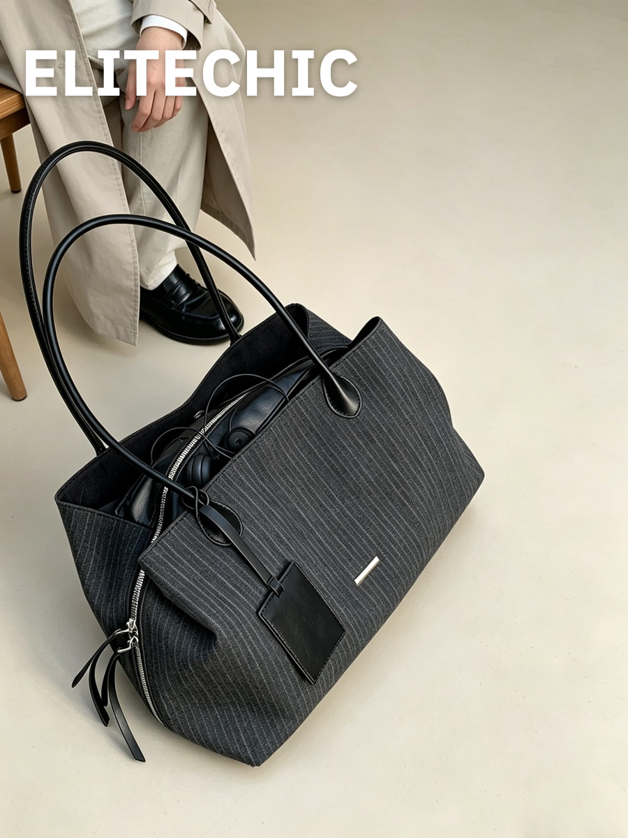 Túi tote canvas đen đặt trên sàn cạnh người ngồi