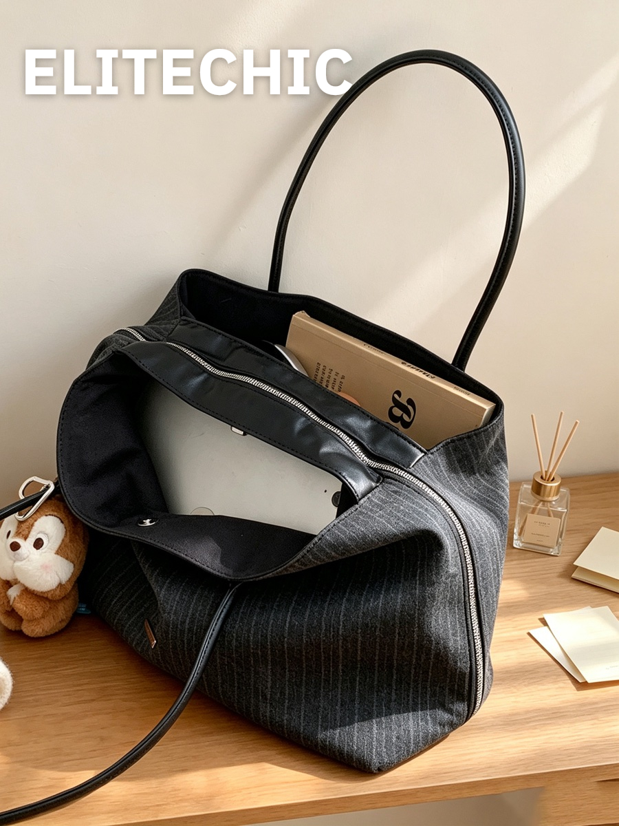 Bên trong túi tote canvas đen với ngăn laptop