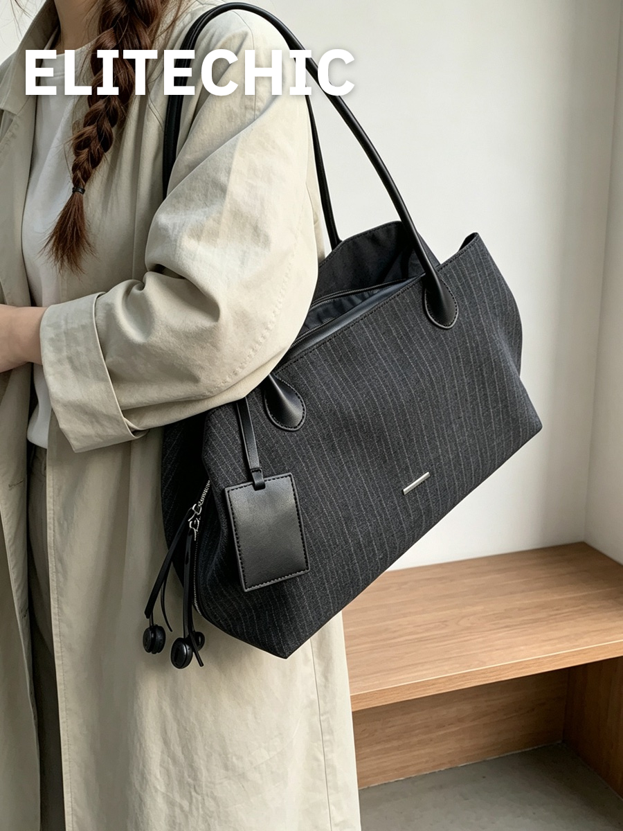 Cô gái mặc trench coat đeo túi tote canvas đen trên vai