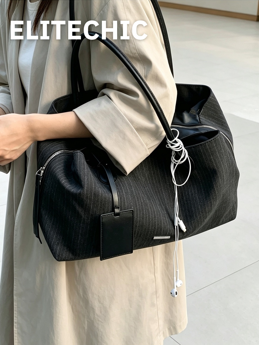 Túi tote canvas sọc đen đeo vai trên phố