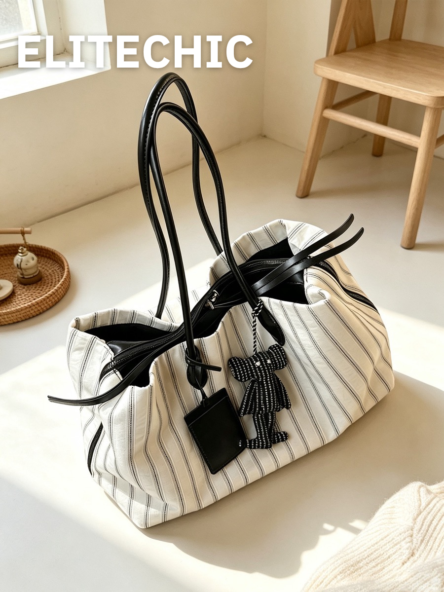 Túi tote sọc trắng đen cạnh cửa sổ