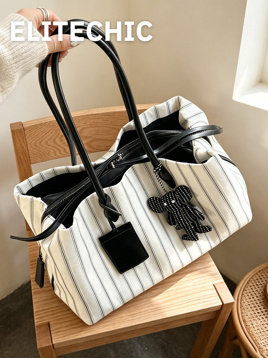 Túi tote sọc trắng đen trên ghế gỗ