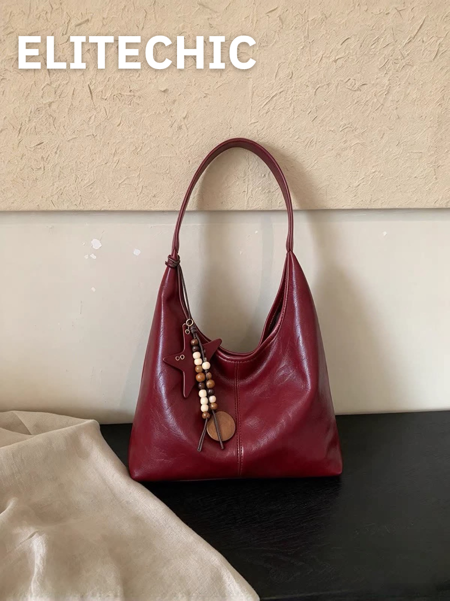 Túi hobo da đỏ rượu vang cận cảnh