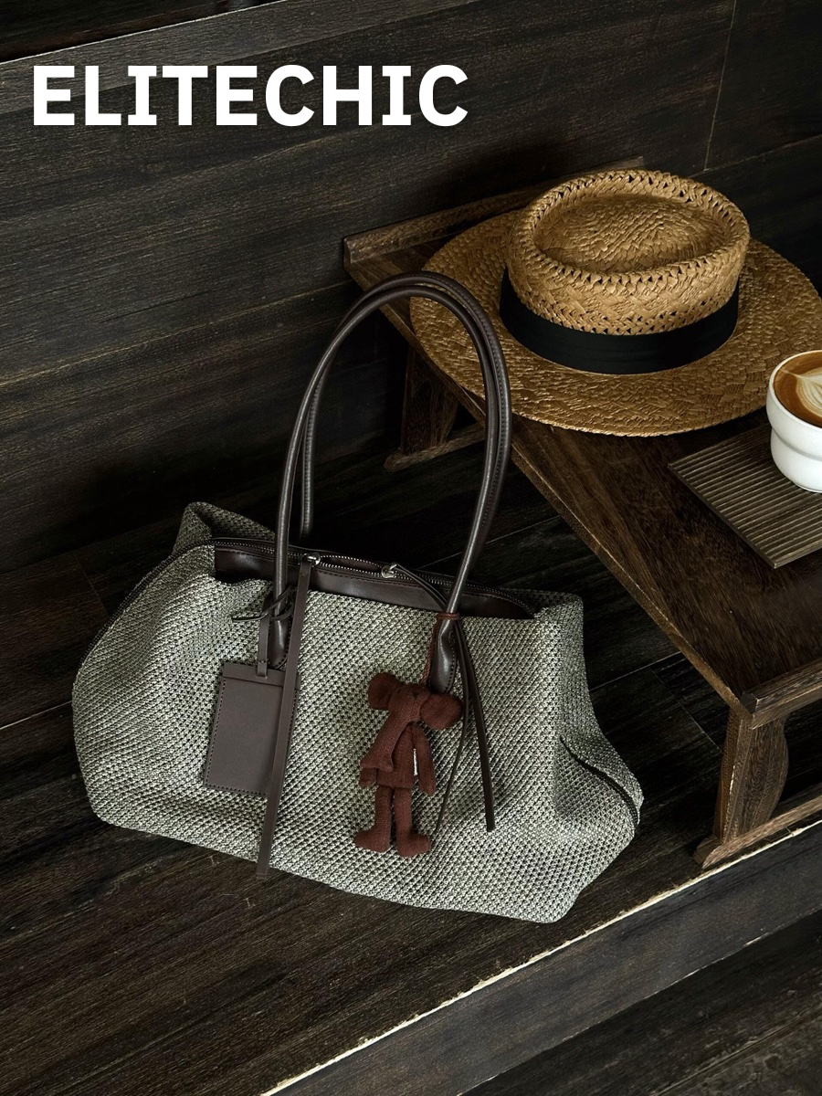 Túi tote đan đặt trên bậc gỗ cạnh mũ cói
