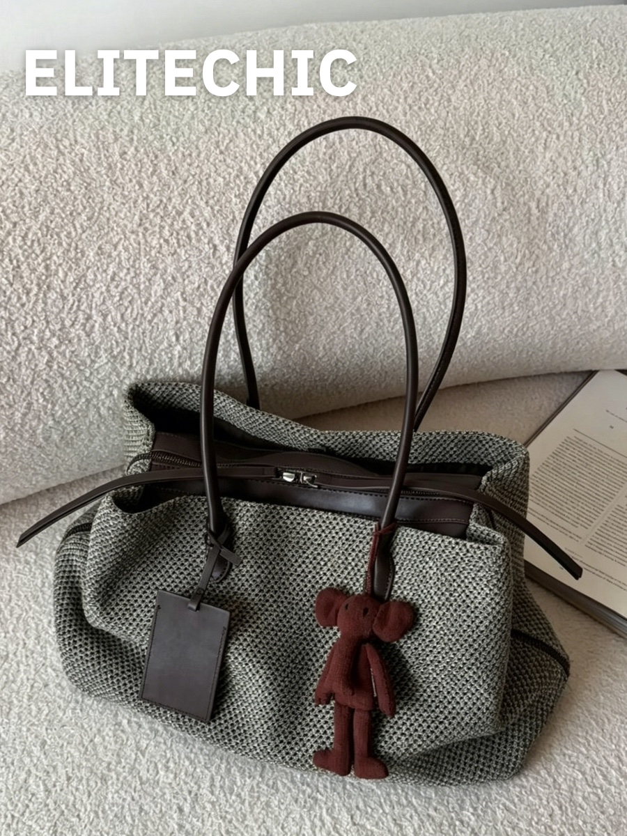 Túi tote đan quai nâu trên ghế sofa màu kem